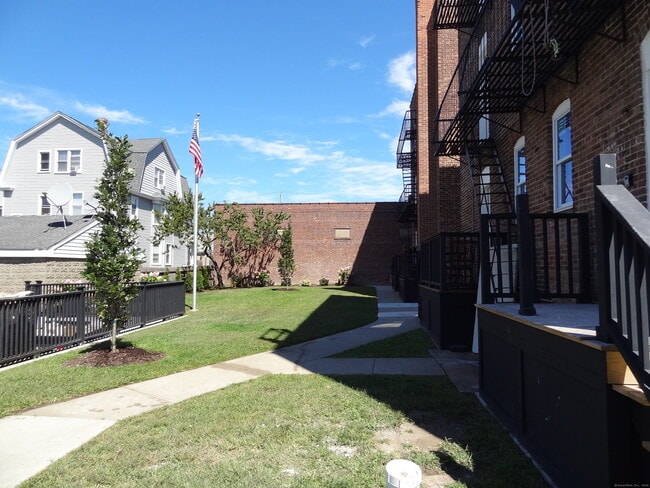 Building Photo - 2806 Fairfield Ave