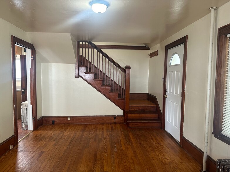 Building Photo - 122 E Irvin Ave