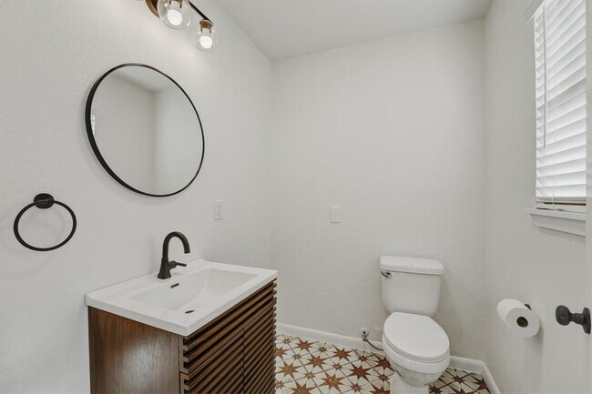 Building Photo - 502 Sunrise Cir