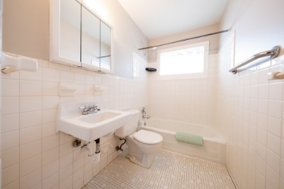 Building Photo - 842 25th Ave SE