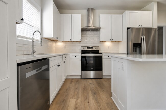 Building Photo - 511 Creekview Ln