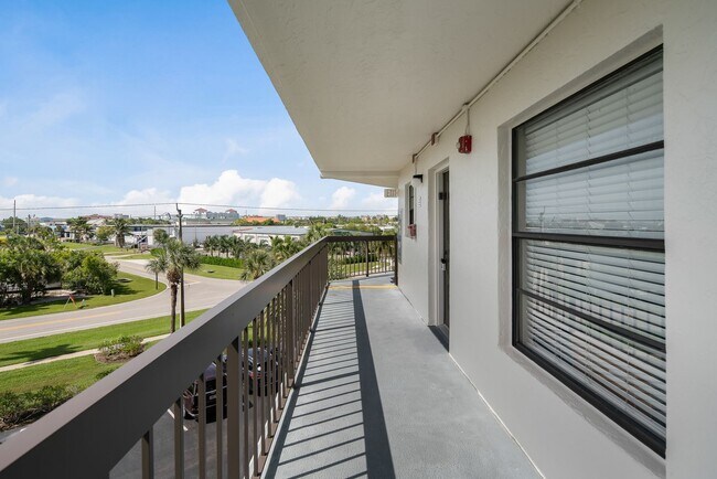 Building Photo - Beautiful 2 Bedroom with a Bay View-Anglers Cove-AVAILABLE FOR ANNUAL TENANT- May 1-2026