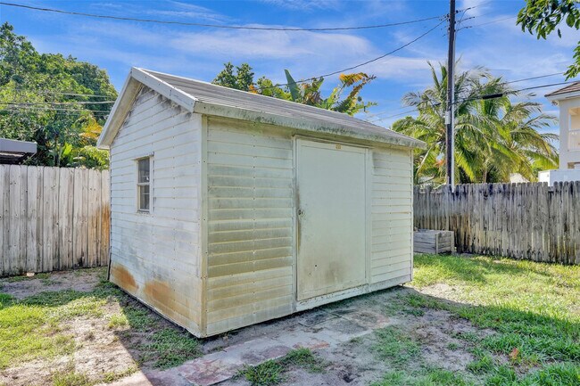 Building Photo - 807 SW 18th St