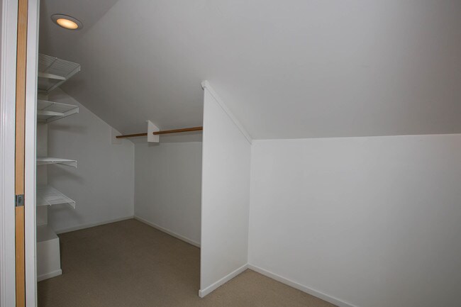 walk in closet, mezzanine level - 3016 Ruskin St