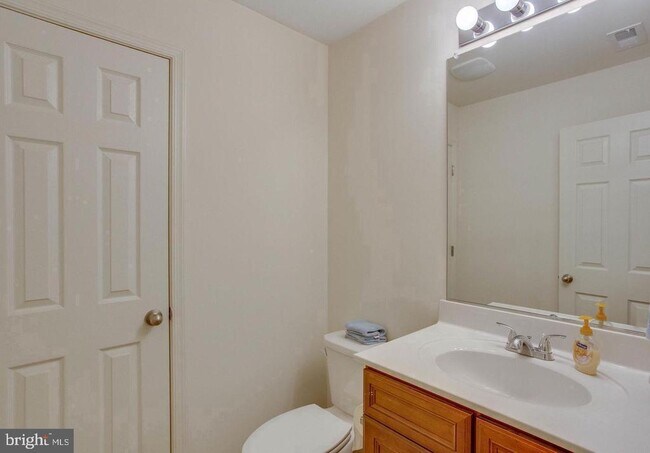 Building Photo - 216 Apricot St