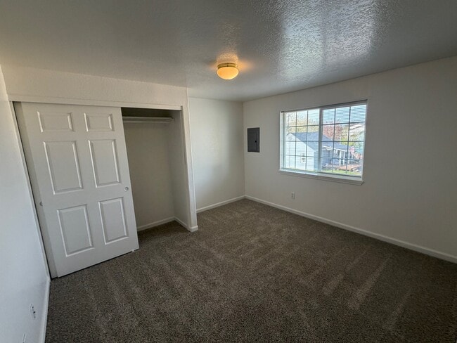 Building Photo - 4338 Ward Pl NE