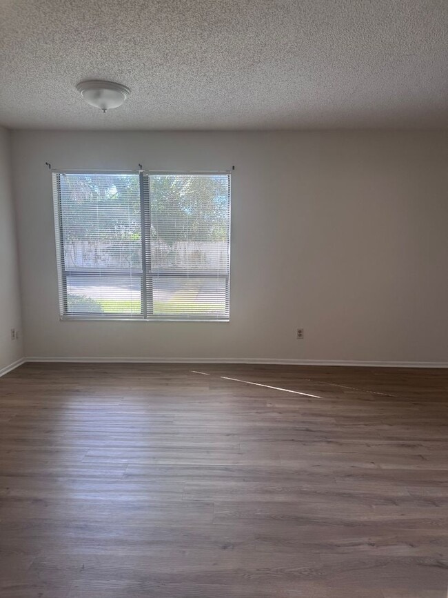 Building Photo - Temple Terrace Condo