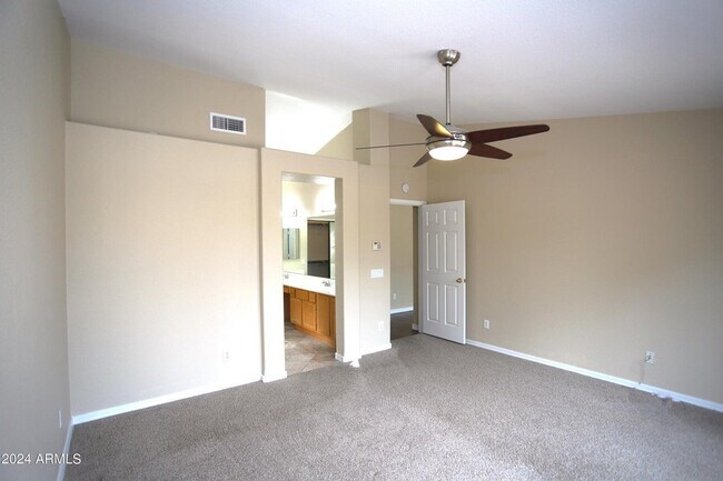 Building Photo - 1130 W Raven Dr