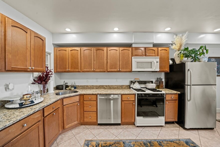 Building Photo - 21 Regent Cir