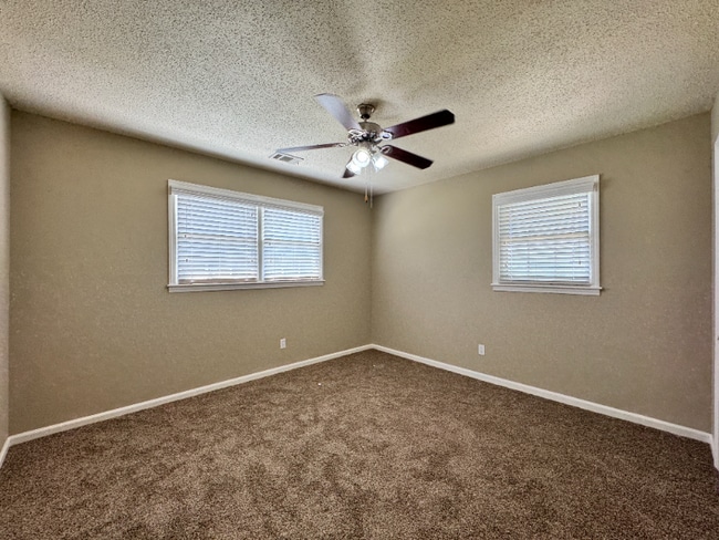 Building Photo - 2406 Greenbrier Dr