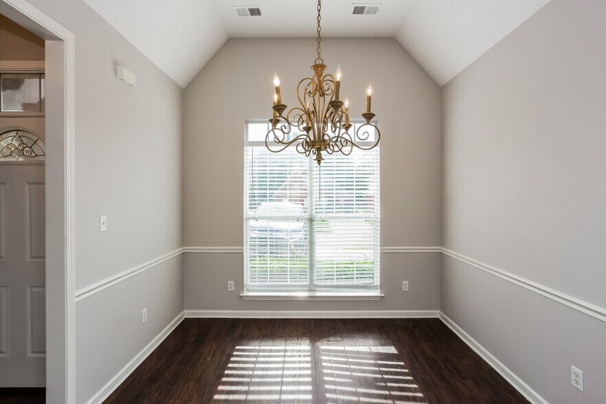 Building Photo - 610 Classic Dr N