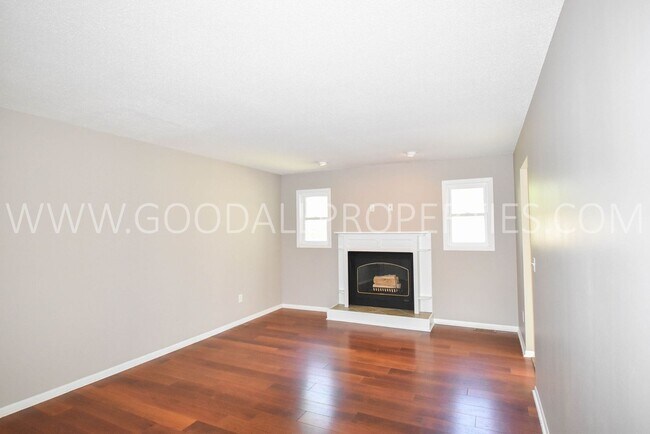 Building Photo - 3 Bed 2.5 bath Home with a fully fenced yard in West Des Moines with a 2-Car attached garage