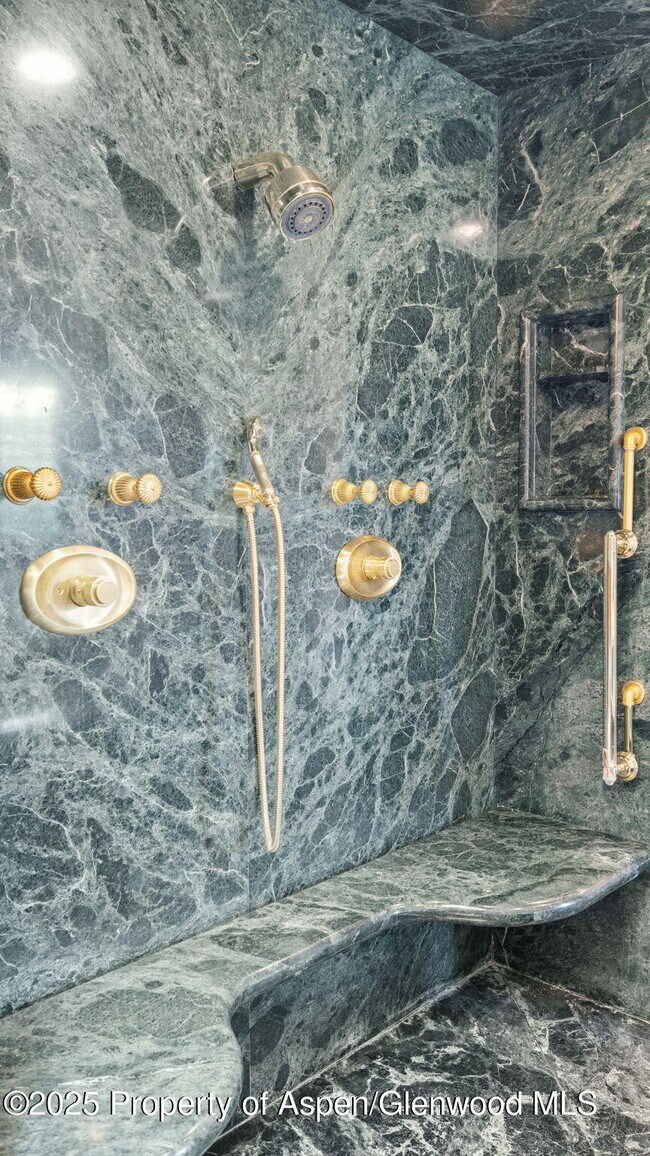 Building Photo - 715 Willoughby Way