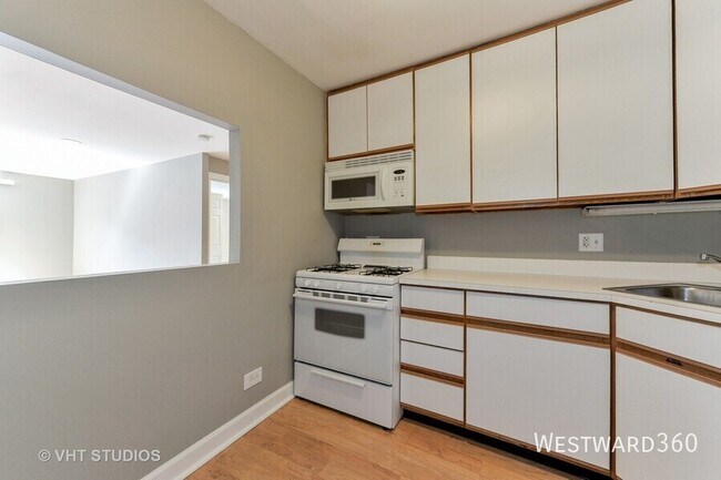 Building Photo - 3900 N Pine Grove Ave