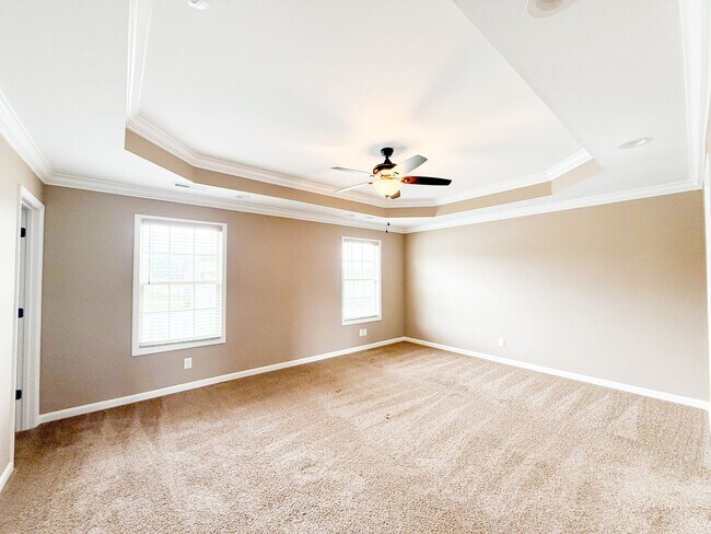 Building Photo - 5 Bedroom 3 Bathroom Home