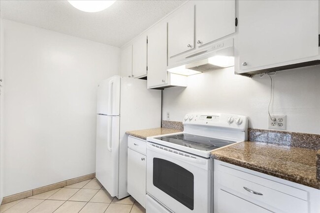 Building Photo - 2101 Shoreline Dr