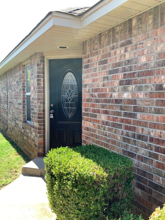 Building Photo - 3 bedroom, 2 bathroom, 2 car garage