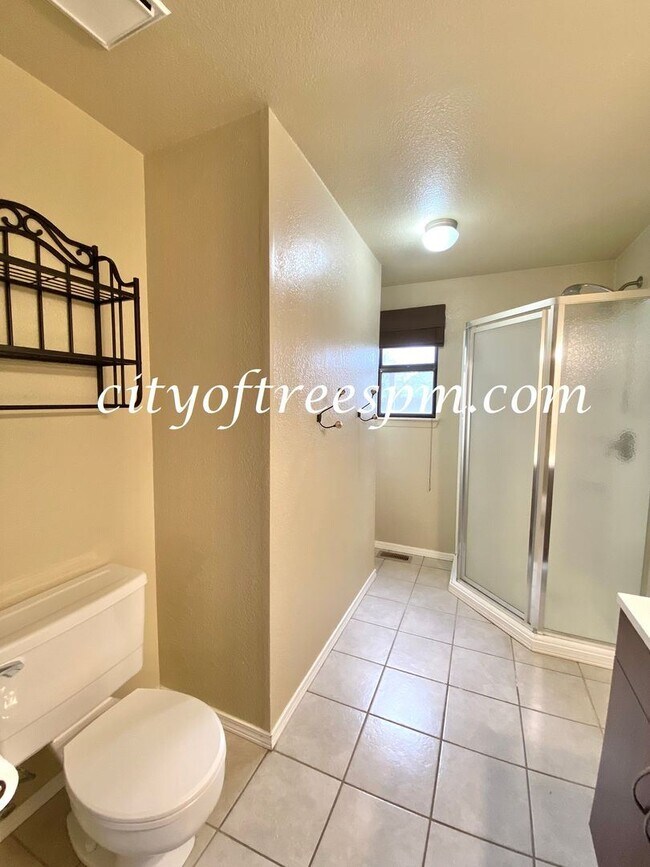 Building Photo - 3 br, 2 bath House - 1233 E Carter St