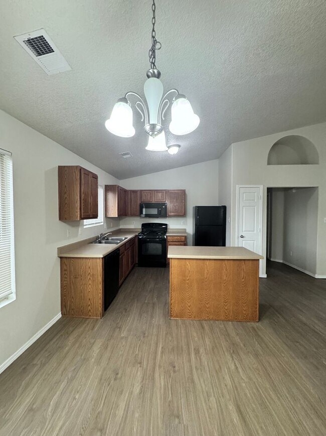 Building Photo - Great 3 bed, 2 bath, 1575 sq ft home in Huning Ranch!