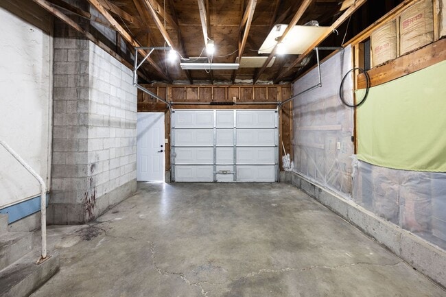 Building Photo - 2 Bed 1 Bath with partially finished basement