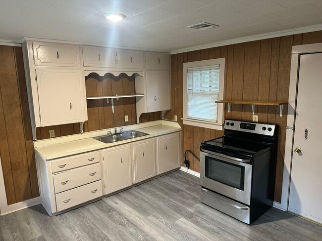 Building Photo - 2 Bedroom, 1 Bathroom Home w/ Fenced-In Backyard and Covered Front Porch in Downtown Springdale
