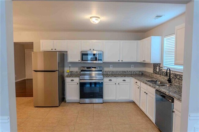 Building Photo - 11037 Southwood Dr