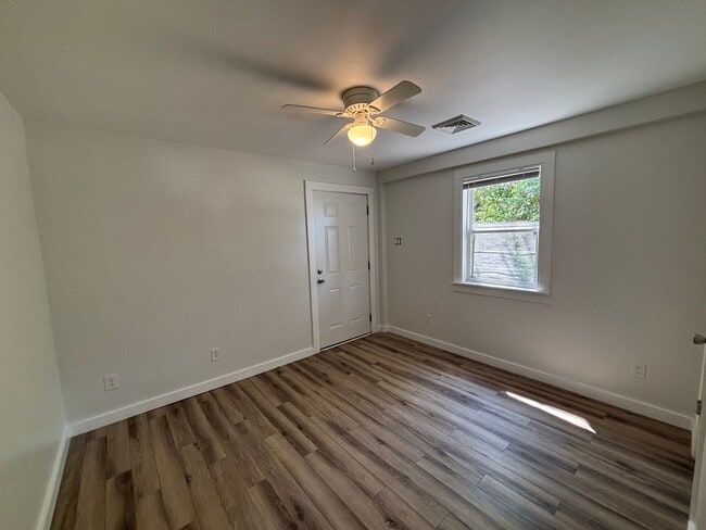 Building Photo - 220 Parker Ln