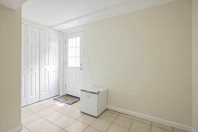 Building Photo - 2509 Crest Ave