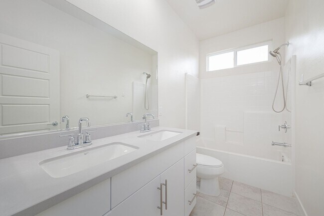 Building Photo - Beautifully Updated 3-Bedroom Detached hom...