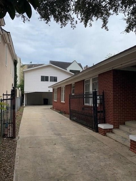 Building Photo - 2500 Mandell St