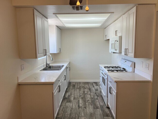 Building Photo - FARQUHAR 4081-4087