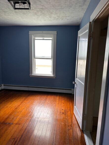 Building Photo - 11 Vaness St