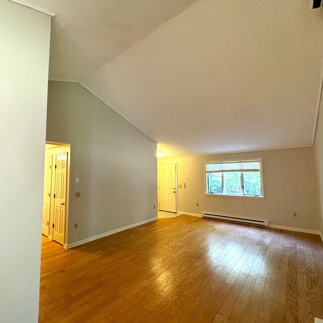 Building Photo - 9-11 Oakview Dr