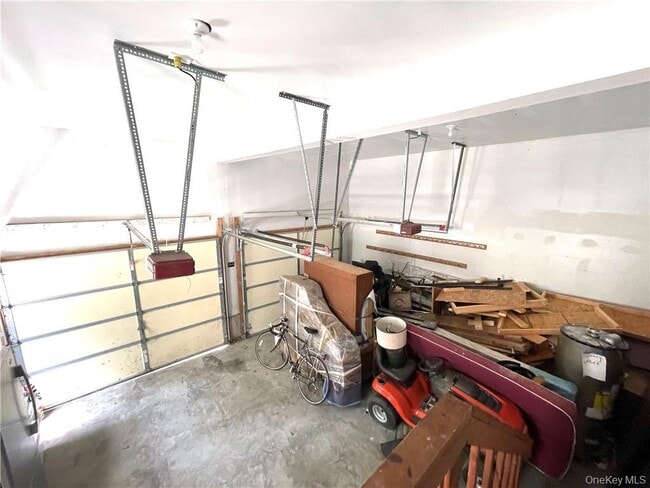 Building Photo - 80 Old Quaker Hill Rd