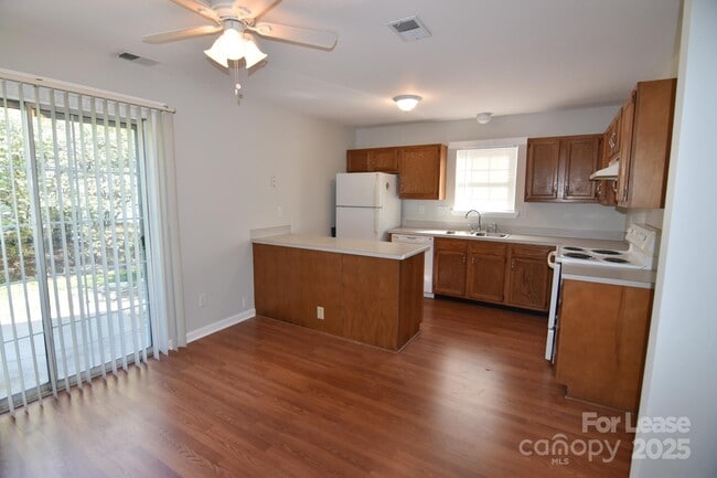 Building Photo - 8220 Golf Ridge Dr