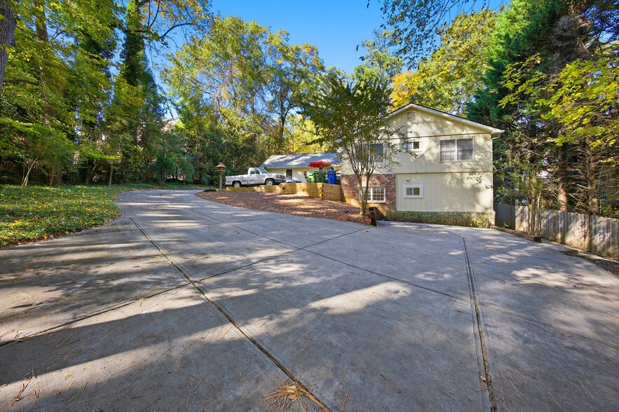 Building Photo - 943 Ferncliff Rd NE