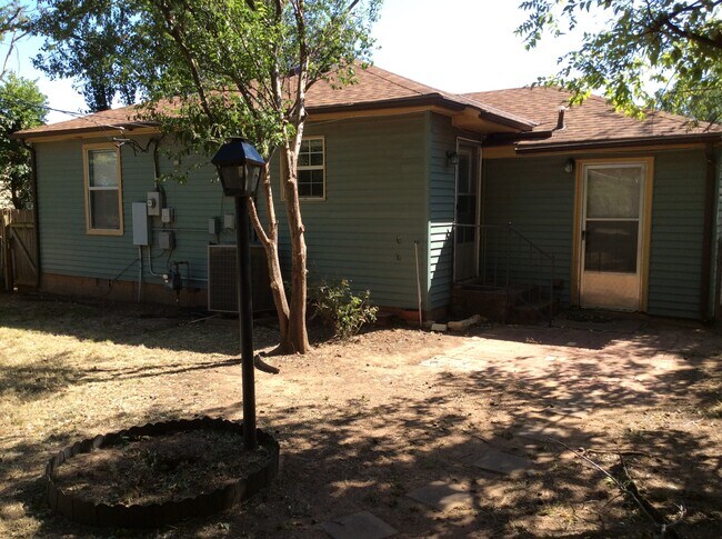 Building Photo - 111 E 12th St