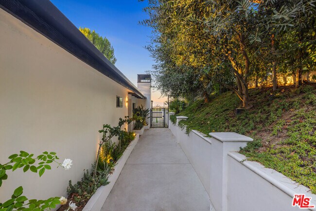 Building Photo - 16725 Oak View Dr