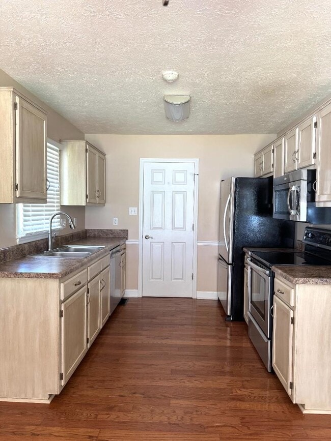 Building Photo - 699 Dowfield Dr
