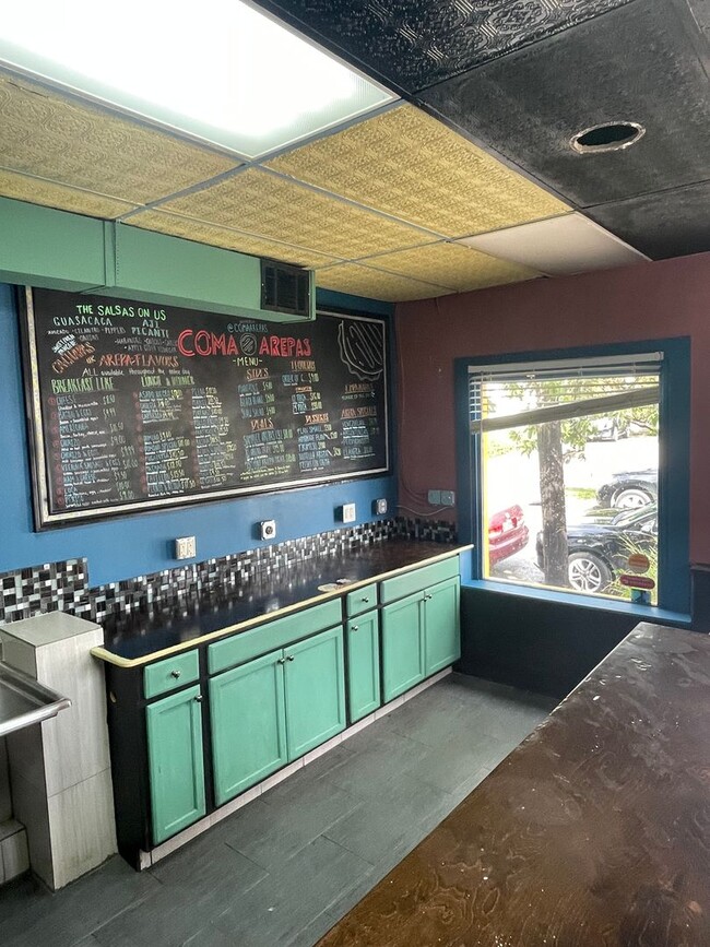 Building Photo - Commercial Space w/ Kitchen on Maple St