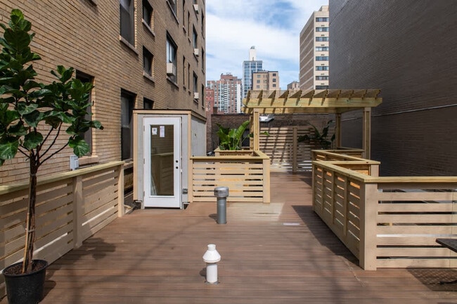 Building Photo - 22 E Elm St