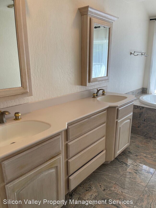 Building Photo - 5 br, 3 bath House - 955 Marlinton Ct
