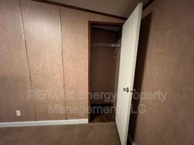 Building Photo - 10896 N Cedar Rd