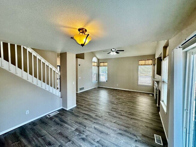 Building Photo - "Charming Centennial Retreat: Spacious 3-Bedroom Home with 2.5 Baths!