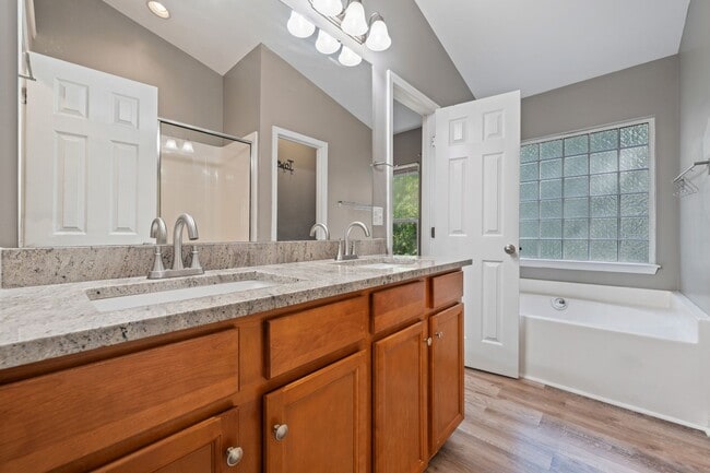 Building Photo - Stunning 3 Story Townhome in South Durham!