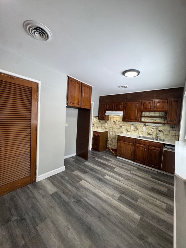 Building Photo - Don’t miss out on this charming three-bedr...