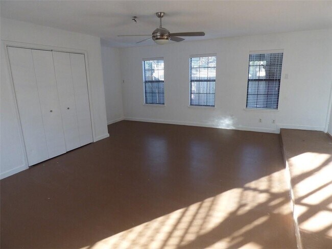 Building Photo - 6107 La Mesa St
