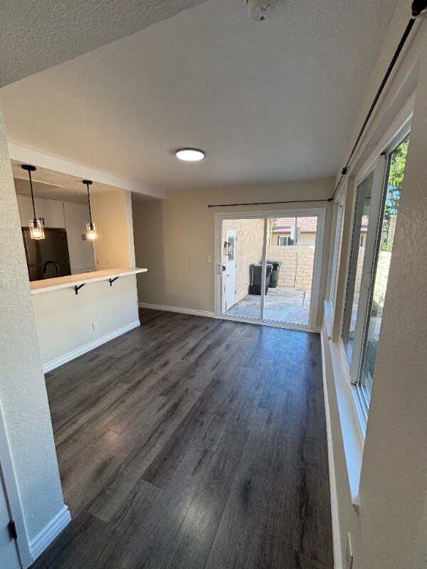 Building Photo - 322 S Vista Del Canon