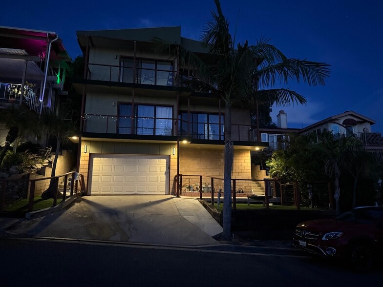 Building Photo - 2052 N Terrace Dr