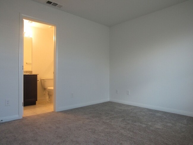 Building Photo - 3 Bedroom Townhome located near Nellis Base!